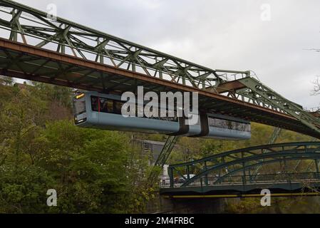 L'insolito treno sospeso monorotaia, conosciuto come la Schweebahn, a Wuppertal, Germania occidentale Foto Stock