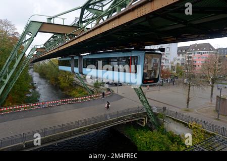 L'insolito treno sospeso monorotaia, conosciuto come la Schweebahn, a Wuppertal, Germania occidentale Foto Stock