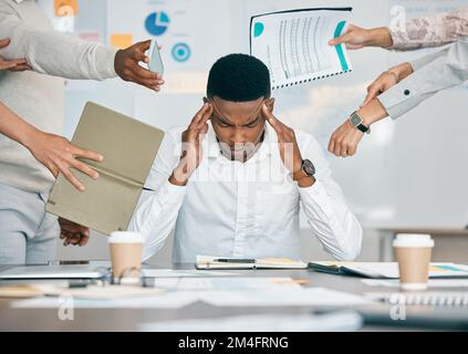 Stress, burnout e stanco uomo nero con mal di testa, frustrato o sopraffatto dai colleghi sul posto di lavoro. Sovraccarico di lavoro, salute mentale e ansia di Foto Stock