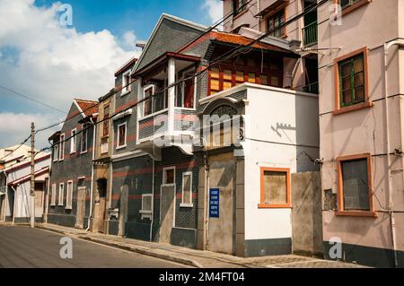 Un vecchio edificio in attesa di demolizione a Laoximen, distretto di Huangpu, Shanghai, Cina. Foto Stock