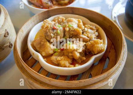 Un classico e delizioso te' Cantonese mattutino, costolette di maiale al vapore con aglio Foto Stock