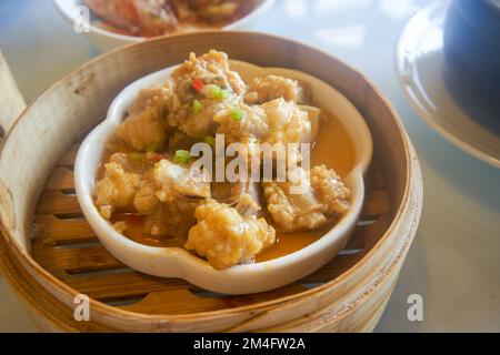 Un classico e delizioso te' Cantonese mattutino, costolette di maiale al vapore con aglio Foto Stock