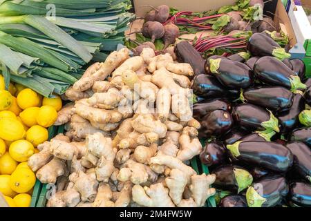 Zenzero, melanzane e limoni in vendita sul mercato Foto Stock