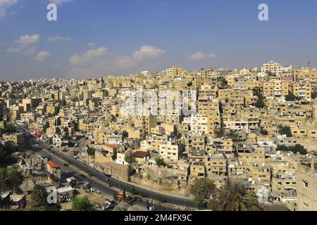 Vista di alloggi e strade nella zona di al Qusour della città di Amman, Giordania, Medio Oriente Foto Stock