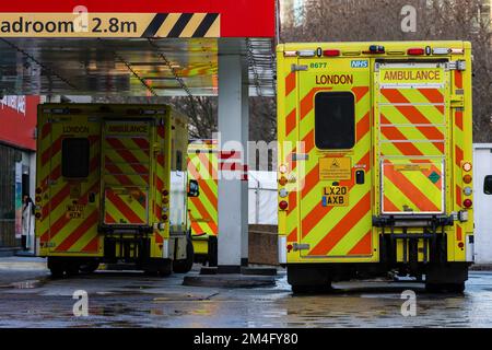 Londra, Regno Unito. 20th Dec, 2022. Ambulanze appartenenti al London Ambulance Service si trovano sulla rampa del St Thomasí Hospital. Più di 10.000 membri del personale dell'ambulanza NHS provenienti da nove ospedali dell'NHS in Inghilterra e Galles saranno domani in una disputa sulla retribuzione. Credit: SOPA Images Limited/Alamy Live News Foto Stock