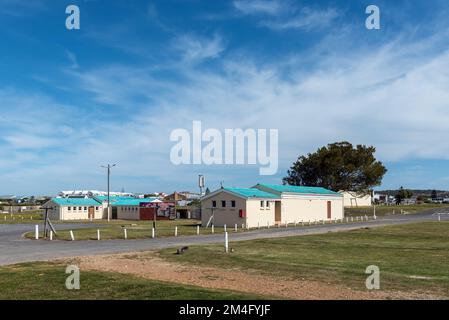 Struisbaai, Sud Africa - 21 settembre 2022: Edifici di abluzione presso il parco caravan di Struisbaai, nella Provincia del Capo Occidentale Foto Stock