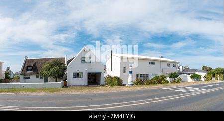 Struisbaai, Sud Africa - 21 settembre 2022: Vista sulla strada, con pensioni, a Struisbaai, nella Provincia del Capo Occidentale Foto Stock