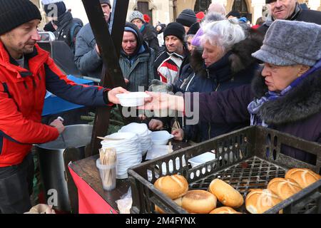 Cracovia. Cracovia. Polonia. Vigilia di Natale per i poveri e i senzatetto nella piazza del mercato principale. Organizzato e finanziato principalmente da restaurateur e filanth Foto Stock