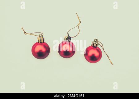 Concetto della cartolina con baubles di Natale coperto di neve, tre baubles rossi Foto Stock