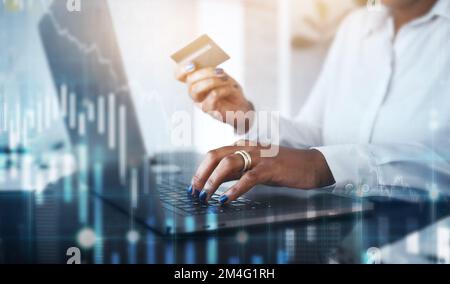 Carta di credito, computer portatile o le mani digitando sul mercato azionario o sito web di criptovaluta per un pagamento finanziario digitale. Overlay, finanza o black woman trading Foto Stock