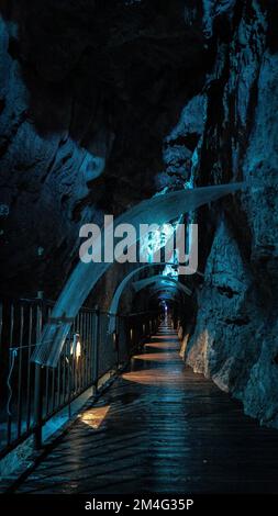 Una foto verticale della Grotta di Ryusendo di notte a Iwate Foto Stock