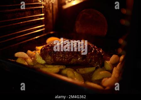 Cucinare cibi fatti in casa in un forno elettrico. Stufato di verdure con patate, carne. Foto orizzontale. Foto Stock