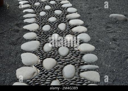 Sentiero acciottolato realizzato con rocce vulcaniche nel Castillo de San Gabriel de Lanzarote Foto Stock