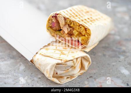 Shawarma panino giroscopio di lavash fresco, pollo di manzo shawarma falafel. Tradizionale spuntino mediorientale, da asporto. spazio di copia Foto Stock