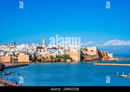 Vista panoramica della capitale del Marocco di Rabat. Kasbah des Oudayas e il fiume Bouregreg Foto Stock