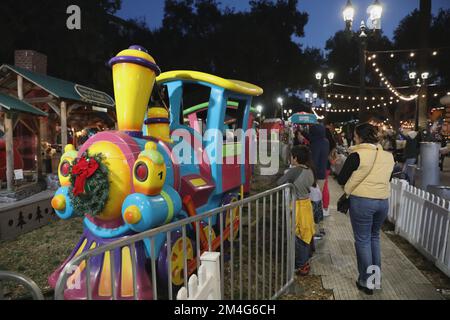 San Jose, Stati Uniti. 20th Dec, 2022. La gente visita un evento di celebrazione per il prossimo Natale in un parco a San Jose, California, Stati Uniti, 20 dicembre 2022. Credit: Liu Yilin/Xinhua/Alamy Live News Foto Stock