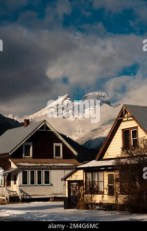 Vista ritratto della catena montuosa delle tre Sorelle, presa dalla città di Fernie nella Columbia Britannica, Canada Foto Stock