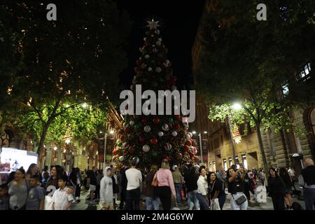 Sydney, Australia. 21st dicembre 2022. In solidarietà con i “60 minuti di oscurità” dell’Ambasciata Ucraina, le luci dell’albero di Natale della Città di Sydney a Martin Place sono state spente dal 9pm al 10pm. La campagna mondiale mira a sensibilizzare la popolazione alla crisi umanitaria che sta avvenendo in Ucraina e a contribuire alla raccolta di fondi per i generatori. Credit: Richard Milnes/Alamy Live News Foto Stock