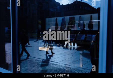 Strasburgo, Francia - 28 ottobre 2022: Interni Apple Store con fila di nuovo Apple iPhone 14 pro con riflessi dei pedoni in vetrina - blu cast colore Foto Stock