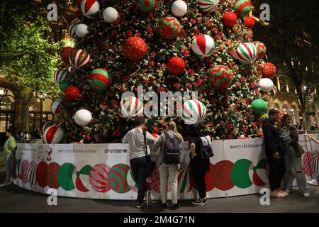 Sydney, Australia. 21st dicembre 2022. In solidarietà con i “60 minuti di oscurità” dell’Ambasciata Ucraina, le luci dell’albero di Natale della Città di Sydney a Martin Place sono state spente dal 9pm al 10pm. La campagna mondiale mira a sensibilizzare la popolazione alla crisi umanitaria che sta avvenendo in Ucraina e a contribuire alla raccolta di fondi per i generatori. Credit: Richard Milnes/Alamy Live News Foto Stock