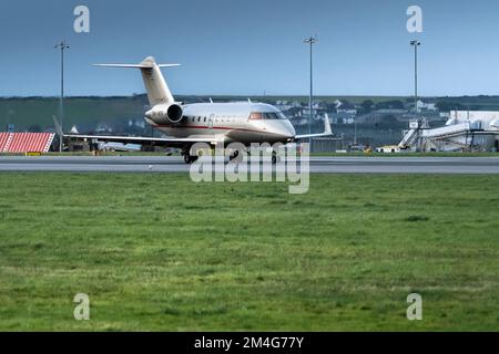 Un Bombardier Challenger 605 9H-VFF Vista Jet sulla pista all'aeroporto di Newquay in Cornovaglia nel Regno Unito. Foto Stock