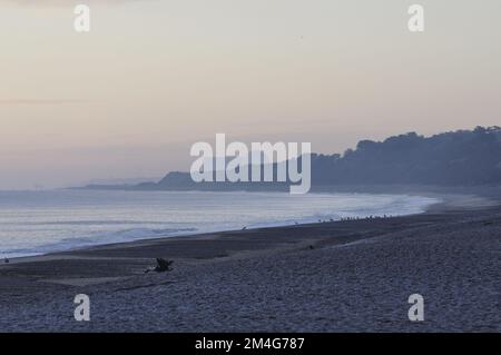 Centrale elettrica di Sizewell vista da Dunwich a nord, sulla costa di Suffolk, Inghilterra, Regno Unito Foto Stock