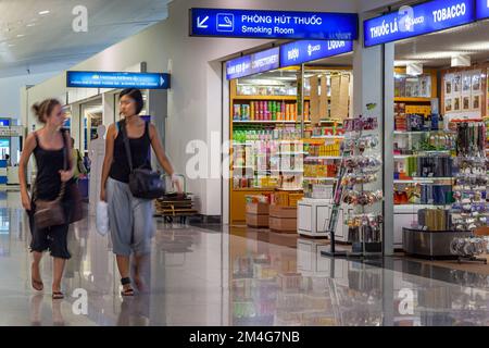 Passeggeri e Duty Free Shop, Tan Son Nhat International Airport, ho Chi Minh City, Vietnam Foto Stock