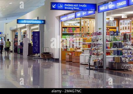 Passeggeri e Duty Free Shop, Tan Son Nhat International Airport, ho Chi Minh City, Vietnam Foto Stock