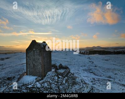 Vista aerea della Torre di Smailholm che guarda verso gli Eildons al tramonto in una frizzante giornata di inverni gelosi. Foto Stock