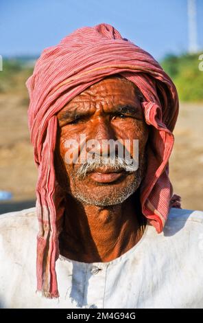 Ritratto di un uomo, che lavora nei campi di sale di Diu. Foto Stock