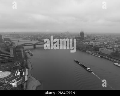 Colonia, 11th dicembre 2022, Germania. Vista aerea del centro di Colonia. Fiume reno, skyline, Cattedrale di Colonia e il Foto Stock