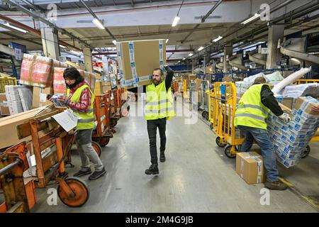 Praga, Repubblica Ceca. 20th Dec, 2022. Operazione presso il centro di smistamento della posta ceca prima di Natale a Praga, Repubblica Ceca, nella foto del 20 dicembre 2022. Credit: Vit Simanek/CTK Photo/Alamy Live News Foto Stock