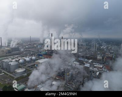 Parco chimico dell'industria pesante. Dormagen produzione e produzione di diversi prodotti chimici. Agenti di protezione delle colture, polimeri, plastiche e. Foto Stock