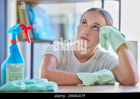 Donna, stress o pensiero con flacone spray in primavera pulizia di pulizia del servizio di pulizia, manutenzione igiene domestica o assistenza sanitaria in ufficio. Ansia, annoiato Foto Stock