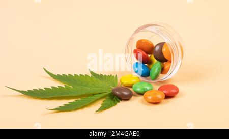 cioccolatini di cannabis colorati candie con thc e cbd, droghe ricreative. Foto Stock