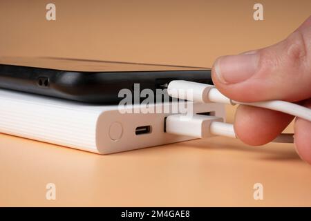 ricarica del telefono con power bank, batteria aggiuntiva per smartphone tramite usb. Foto Stock