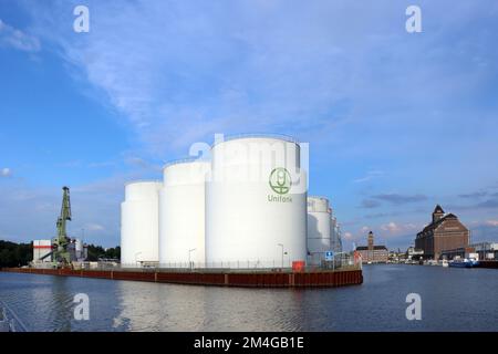 Azienda di serbatoi di olio combustibile nel porto Westhafen di Berlino, Germania, Berlino Foto Stock