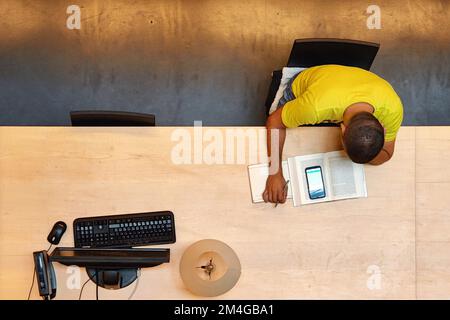 Uomo nel centro di studio del Buecherkubus, estensione della Duchessa Anna Amalia Biblioteca, Germania, Thueringen, Weimar Foto Stock