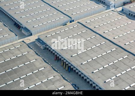 Depositi nel porto di Anversa, vista aerea, Belgio, Anversa Foto Stock