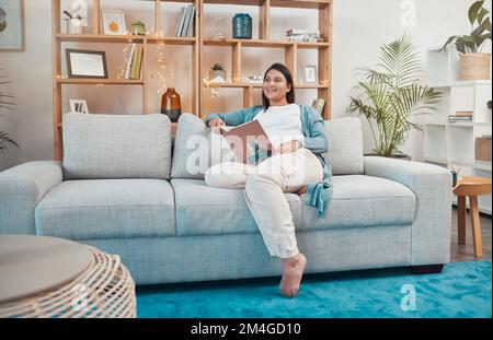 Donna incinta, divano e libro per leggere, idea o pensare alla visione, pianificazione o ispirazione in soggiorno. Madre, libri e obiettivi per successo a. Foto Stock