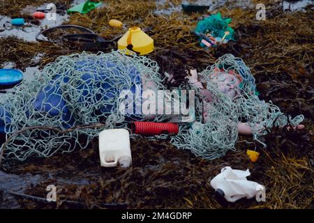 Scozia, Regno Unito. 15th settembre 2021. Ribellione oceanica un gruppo gemello alla ribellione estinto scena un'azione teatrale fuori dal castello di Eilan Donan che si posa come sirene morte catturate da reti da pesca per protestare la pesca a strascico, una tecnica di pesca che trascina le reti attraverso il letto oceanico distruggendo un ricco ambiente faunistico prima di COP26 a Glasgow. Foto Stock