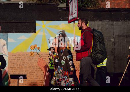 Glasgow, Scozia, Regno Unito. 30th ottobre 2021. L'attivista del clima Melanie Nazareth arriva a Glasgow dopo aver camminato a 500 miglia da Londra per prendere parte a una protesta sul cambiamento climatico, la cerimonia di apertura di una lunga serie di azioni, proteste e marce da parte della COP Coalition, dove più gruppi si sono Uniti per protestare contro l'inefficacia del COP26 e delle riunioni precedenti. Foto Stock