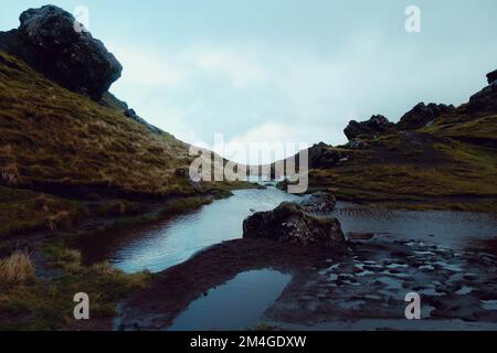 Isola di Skye, Scozia, Regno Unito. 24th Ott 2021. Una persona con una maschera Boris Johnson e un'altra con un serbatoio di olio per una testa, che rappresenta le compagnie petrolifere, utilizzare un lanciafiamme per bruciare un albero che rappresenta l'ultimo albero sulla terra. Questa protesta teatrale è stata messa in scena da Ocean Rebellion, un movimento gemello della ribellione di estinzione, nell'Old Man of Storr, Isola di Skye, in Scozia, prima dell'inizio della COP 26 a Glasgow. Foto Stock