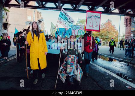 Glasgow, Scozia, Regno Unito. 30th ottobre 2021. L'attivista del clima Melanie Nazareth arriva a Glasgow dopo aver camminato a 500 miglia da Londra per prendere parte a una protesta sul cambiamento climatico, la cerimonia di apertura di una lunga serie di azioni, proteste e marce da parte della COP Coalition, dove più gruppi si sono Uniti per protestare contro l'inefficacia del COP26 e delle riunioni precedenti. Foto Stock