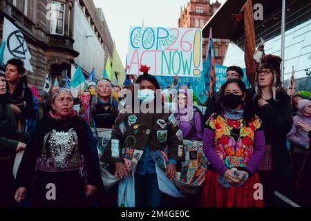 Glasgow, Scozia, Regno Unito. 30th ottobre 2021. Estinzione i membri della ribellione organizzano un'azione teatrale durante la cerimonia di apertura di una lunga serie di azioni, proteste e marce da parte della Coalizione COP, dove gruppi multipli hanno Unito le forze per protestare l'inefficacia del COP26 e delle riunioni precedenti. Foto Stock