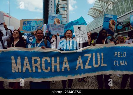 Lisbona, Portogallo. 29th GIU 2022. Diversi gruppi e partiti politici si sono riuniti a Lisbona per la “Marcha Azul” (marcia blu) per esercitare pressioni sulle Nazioni Unite affinché intraprendano ulteriori azioni per quanto riguarda il futuro degli oceani e il cambiamento climatico. Foto Stock