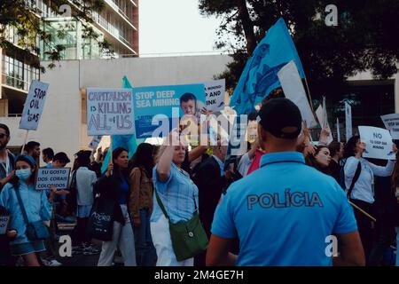 Lisbona, Portogallo. 29th GIU 2022. Diversi gruppi e partiti politici si sono riuniti a Lisbona per la “Marcha Azul” (marcia blu) per esercitare pressioni sulle Nazioni Unite affinché intraprendano ulteriori azioni per quanto riguarda il futuro degli oceani e il cambiamento climatico. Foto Stock