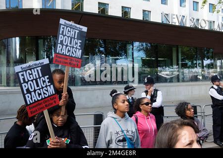 Londra, Regno Unito. 17 SET, 2022. Diversi gruppi, tra cui Black Lives Matter, si riuniscono di fronte al New Scotland Yard per protestare contro l'uccisione di Chris Kaba, ucciso a morte da un poliziotto il 5th settembre. Foto Stock