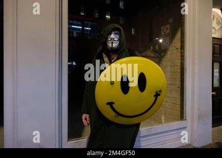 Londra, Regno Unito. 05 NOV 2022. I manifestanti si riuniscono a Trafalgar Square durante la protesta. I manifestanti si sono riuniti a Trafalgar Square per l'annuale Million Mask March. La manifestazione annuale è stata convocata per la prima volta dal gruppo attivista Anonymous in occasione del Guys Fawkes Day nel 2012. Foto Stock