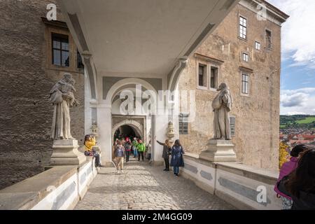 Vista sul ponte di Cloak del Castello di Cesky Krumlov - Cesky Krumlov, Repubblica Ceca Foto Stock